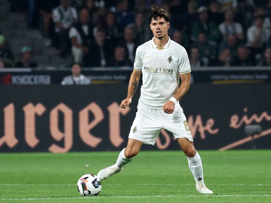 Julian Weigl im Einsatz für Borussia beim Jubiläumsspiel.
