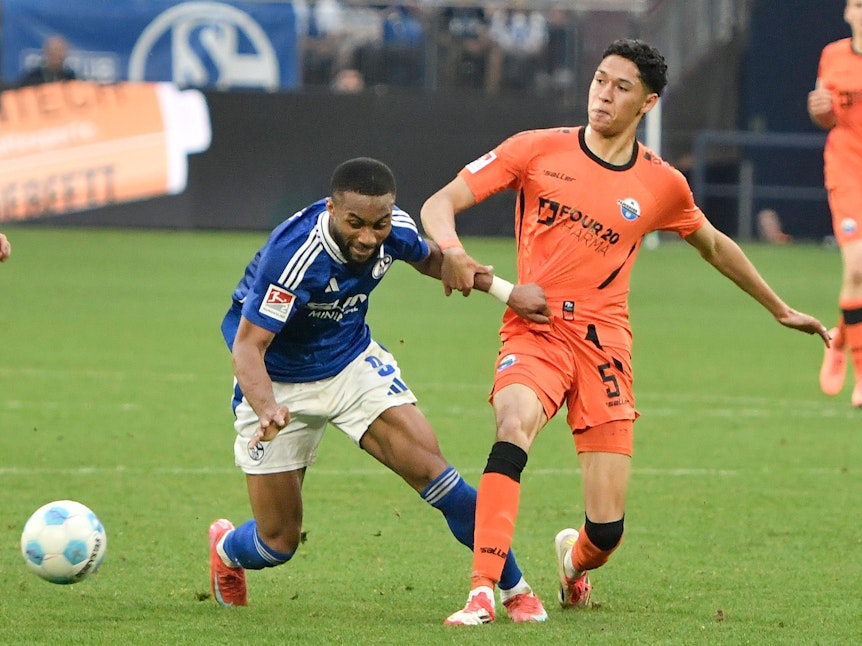 Zweikampf zwischen Moussa Sylla und Santiago Castaneda.