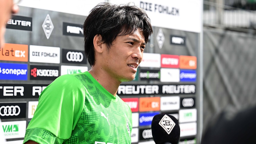 Shuto Machino vor einer Gladbacher Medienwand.