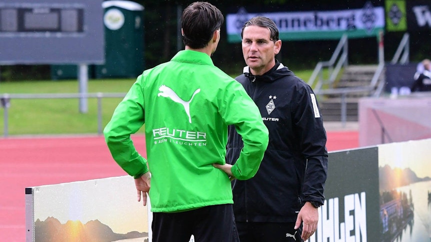 Gerardo Seoane spricht beim Training von Borussia Mönchengladbach mit Julian Weigl.