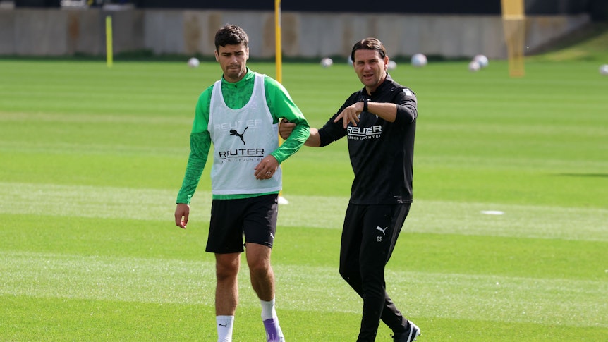 Gerardo Seoane packt Gio Reyna am Arm auf dem Trainingsplatz.