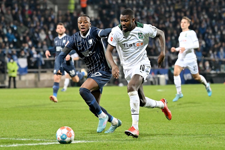 Marcus Thuram im Laufduell mit Armel Bella-Kotchap.