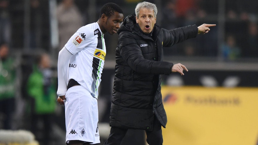 Ibrahima Traore und Lucien Favre beim Spiel gegen Hannover 96 am 15. März 2015.