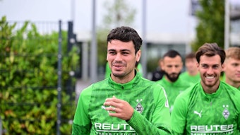 Gio Reyna kommt zum Training, hinter ihm ist Joe Scally.