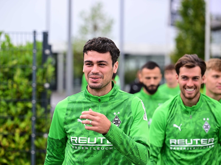 Gio Reyna kommt zum Training, hinter ihm ist Joe Scally.