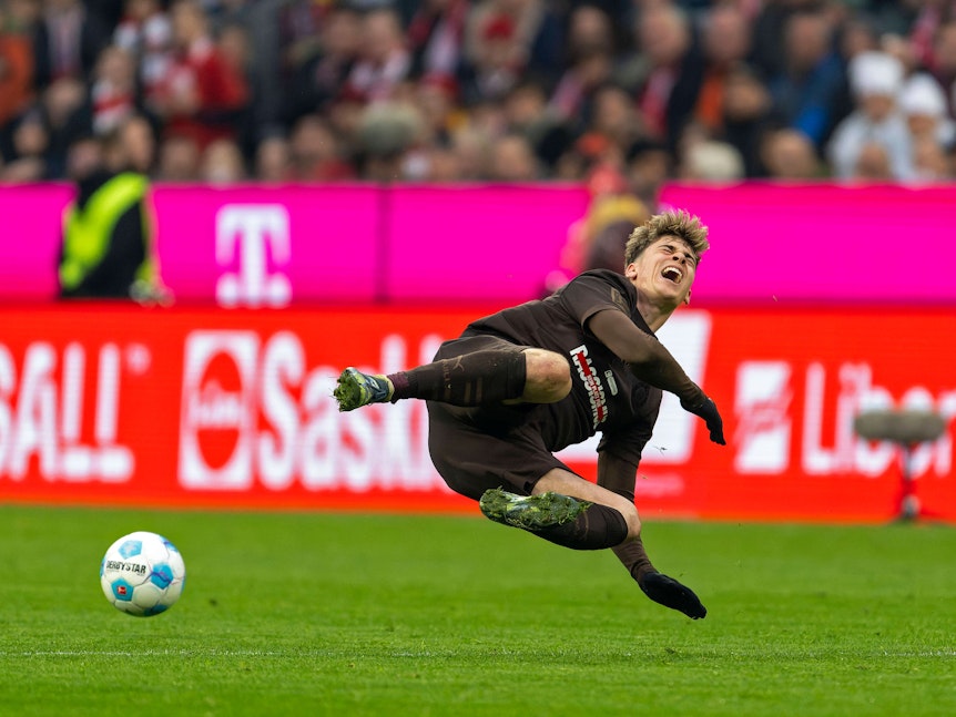 Noah Weißhaupt im Trikot des FC St. Pauli.
