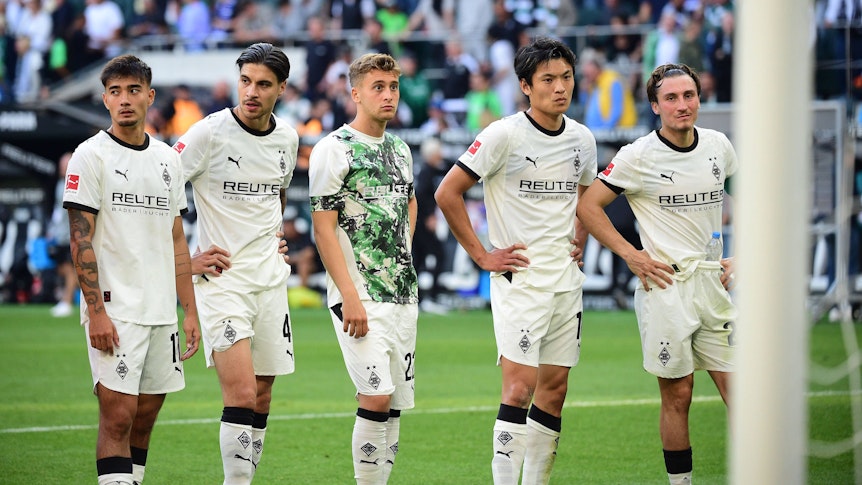 Von links nach rechts: Jens Castrop, Kevin Diks Oscar Fraulo, Shuto Machino, Rocco Reitz stehen enttäuscht auf dem Platz.