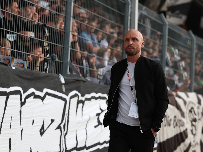 Nils-Ole Book geht an der Fan-Tribüne vorbei.