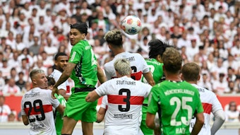 Kopfballduell zwischen Gladbach- und Stuttgart-Spielern.