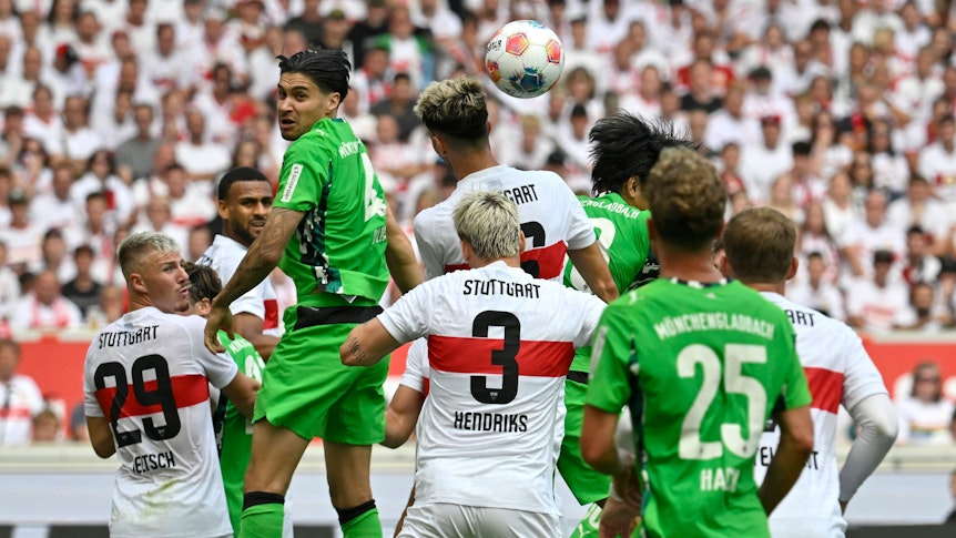 Kopfballduell zwischen Gladbach- und Stuttgart-Spielern.