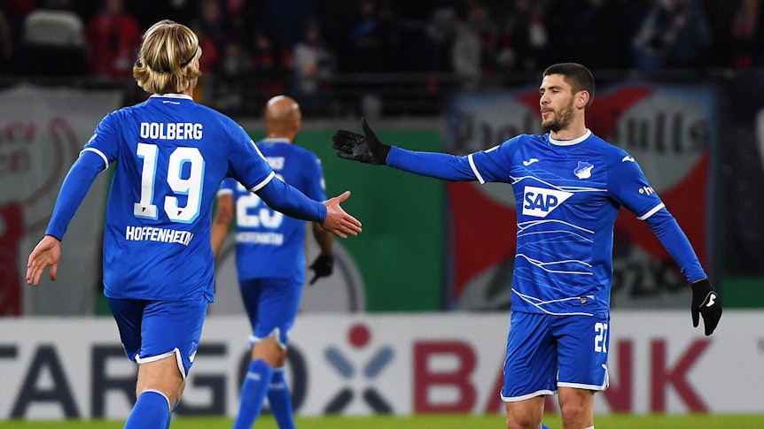 Kasper Dolberg und Andrej Kramaric klatschen sich ab.