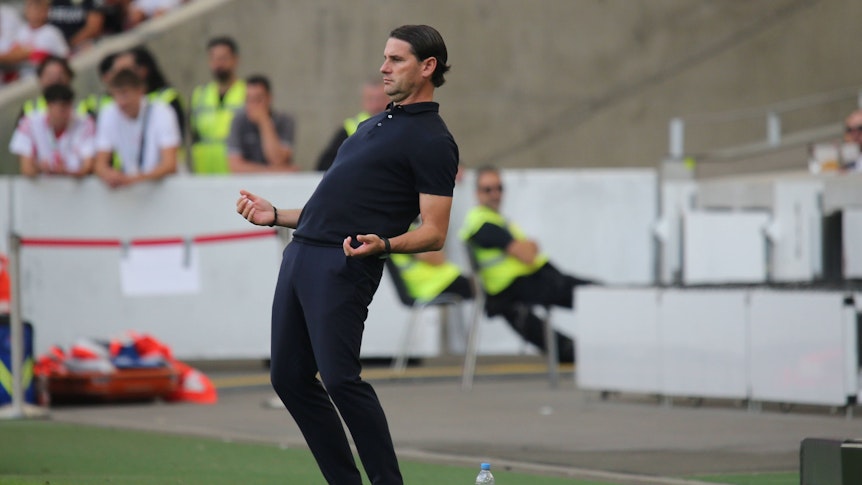 Gerardo Seoane beim Spiel gegen den VfB Stuttgart an der Seitenlinie.