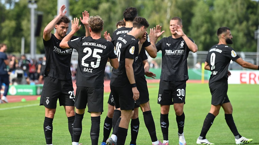 Spieler von Borussia Mönchengladbach bejubeln einen Treffer.