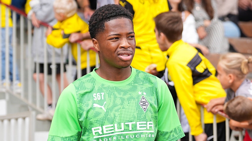 Josiah Uwakhonye im Stadion Rote Erde in Dortmund.
