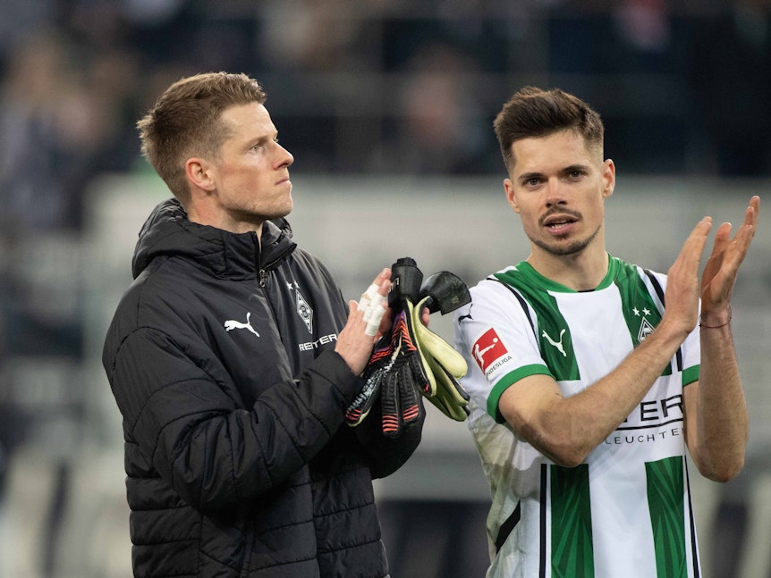 Julian Weigl und Jonas Omlin applaudieren den Fans.