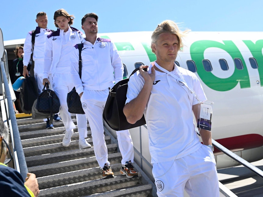 Kasper Dolberg verlässt ein Flugzeug.