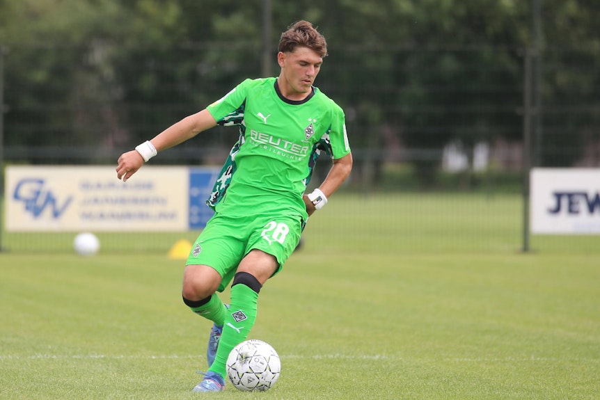 Flavjo Hoxha am Ball bei einem U23-Testspiel von Borussia Mönchengladbach.
