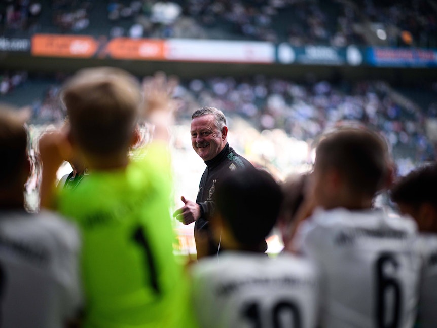 Roland Virkus zeigt kleinen Kindern den Daumen.