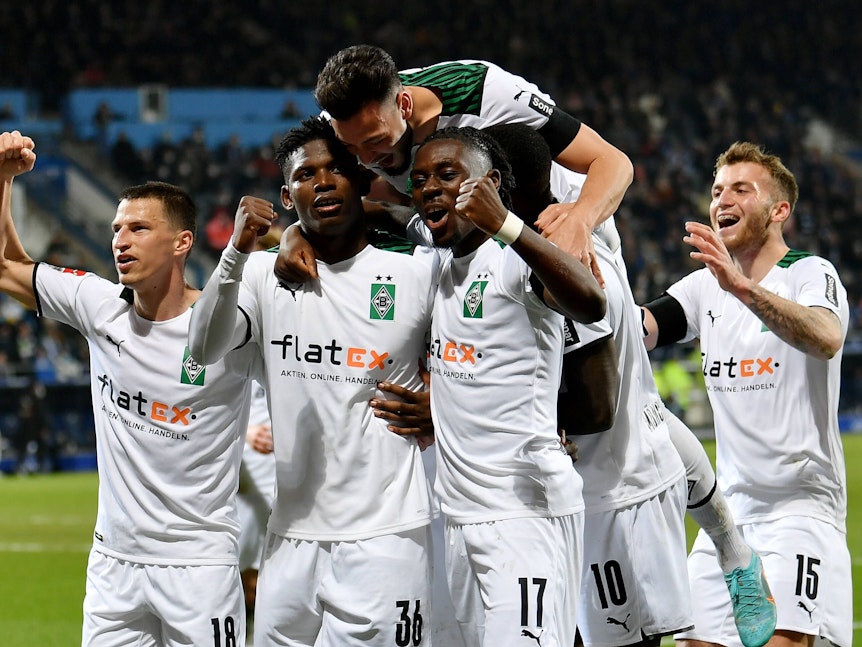 Breel Embolo und seine Teamkollegen bejubeln einen Treffer in Bochum.