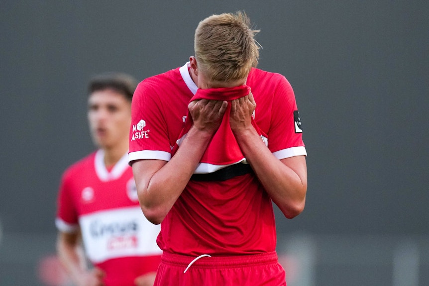 Zeno van den Bosch reibt sich die Augen mit dem Trikot.