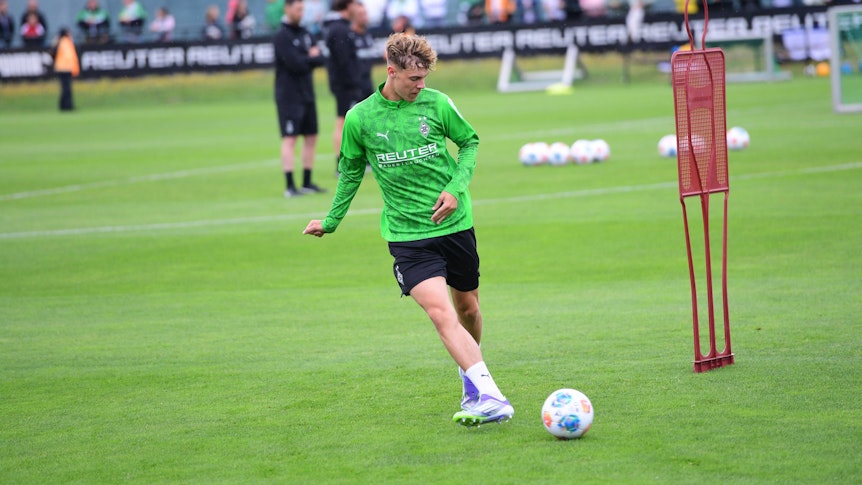 Niklas Swider am Ball im Training.