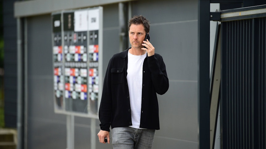 Mirko Sandmöller mit einem Handy am Borussia-Park.