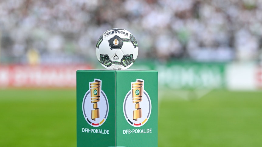 Der Ball für das Pokalspiel auf einem DFB-Sockel.