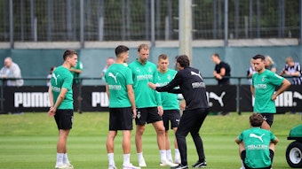 Gerardo Seoane erklärt einigen Spielern etwas auf dem Platz.