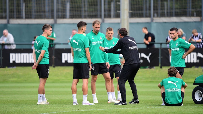 Gerardo Seoane erklärt einigen Spielern etwas auf dem Platz.