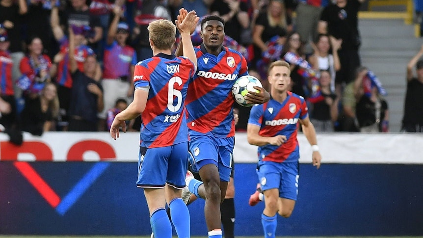 Rafiu Durosinmi mit Viktoria Pilsen bei der Champions-League-Qualifikation gegen die Glasgow Rangers am 12. August 2025.