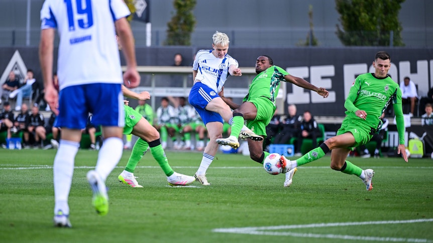 Yannik Engelhardt blockt einen Schalker Schuss.