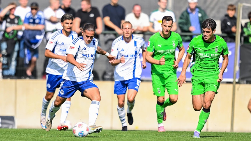 Gio Reyna läuft dem Ball hinterher.