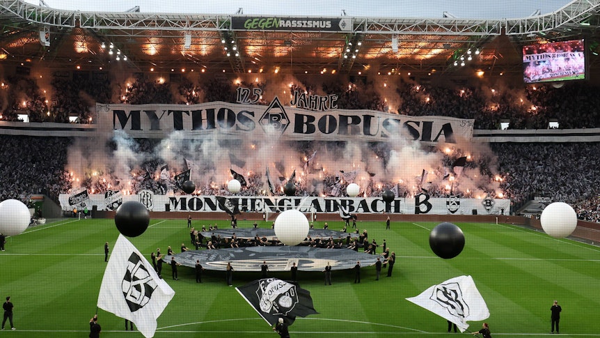 Die Nordkurve im Borussia-Park beim Jubiläumsspiel.
