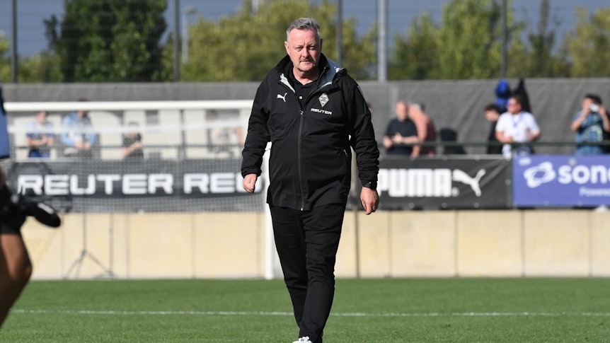Roland Virkus in schwarzen Borussia-Klamotten auf dem Fohlenplatz.