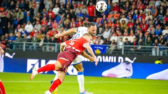 Nico Elvedi bei einem Kopfballduell gegen den Kosovo.