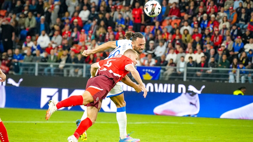 Nico Elvedi bei einem Kopfballduell gegen den Kosovo.
