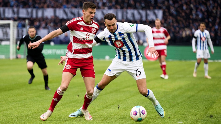 Yannik Engelhardt von Fortuna Düsseldorf gegen Herthas Haris Tabakovic.