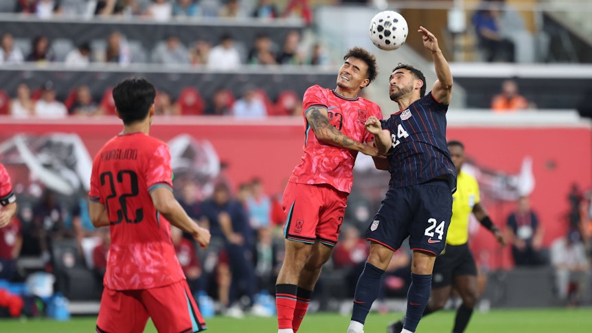 Jens Castrop bei einem Kopfballduell für Südkorea.
