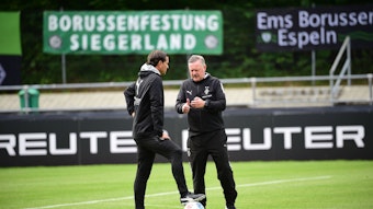 Roland Virkus zählt Gerardo Seoane auf dem Trainingsplatz etwas vor.