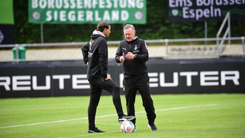 Roland Virkus zählt Gerardo Seoane auf dem Trainingsplatz etwas vor.
