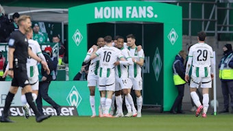 Gladbach-Profis bejubeln einen Treffer im Weserstadion.
