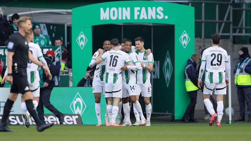 Gladbach-Profis bejubeln einen Treffer im Weserstadion.