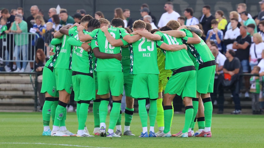 Die Gladbach-Elf beim Testspiel im Mannschaftskreis.