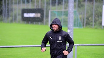Tony Jantschke läuft im Gladbach-Training im Regen.