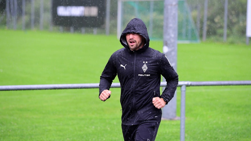 Tony Jantschke läuft im Gladbach-Training im Regen.