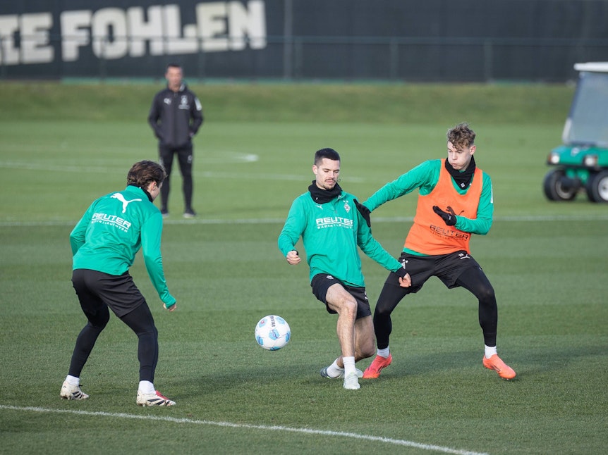 Niklas Swider im Duell mit Julian Weigl.