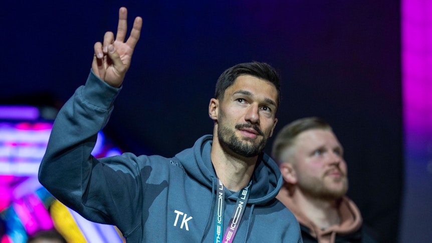 Tim Kleindienst zeigt das Peace-Zeichen zu den Fans in einer Halle.
