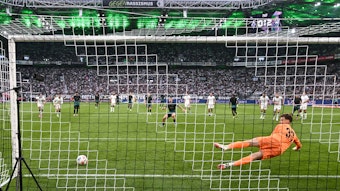 Romano Schmid trifft zum Elfmeter.