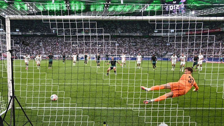 Romano Schmid trifft zum Elfmeter.