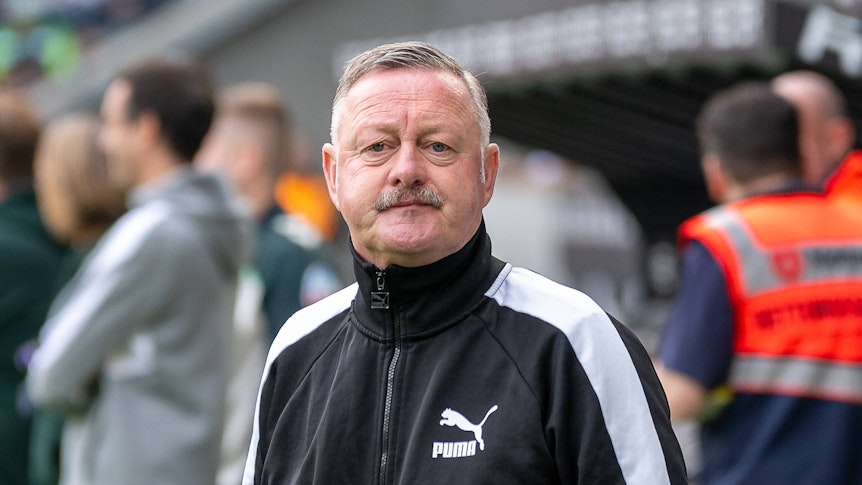 Roland Virkus am Spielfeldrand.